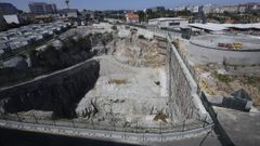Foto tomada el 6 de agosto del foso excavado para la torre polivalente del Novo Chuac, donde ya no hay ni maquinaria de obra y no se han producido avances desde hace tres meses