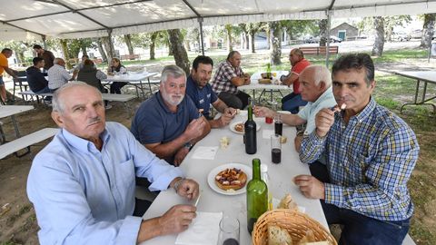 Cada da 23 del mes, Grolos se llena de visitantes para degustar su pulpo