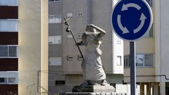La estatua del peregrino en Monforte tiene la boca tapada con una tela a modo de mascarilla desde que empez� la alerta sanitaria