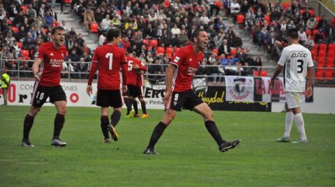 Cervero celebra un gol con el Mirand�s