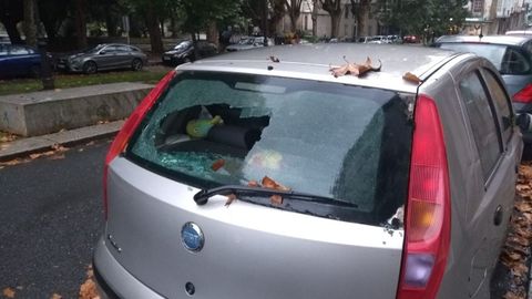 Foto del vehículo estacionado en las Angustias con la luna rota