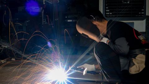 Imagen de archivo de un trabajador del sector del metal. 