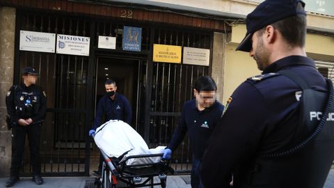 Momento en el que retiraban el cad�ver del can�nigo asesinado en su domicilio
