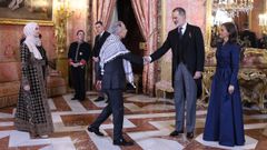 Los reyes de Espa�a, saludados por el embajador palestino, Husni Abdelwahed.
