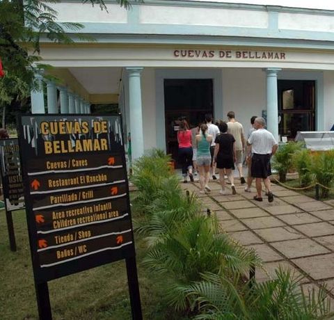 Edificio de acceso a las cuevas y vietas de J. Riob con Santos descubriendo las cuevas para el turismo