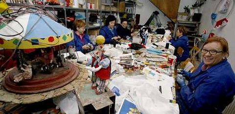 Desde el puente del Pilar las mujeres se re�nen cada tarde para crear y vestir a las figuras que compondr�n el bel�n.