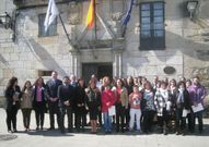 Las autoridades, en el centro, con los alumnos del taller de empleo