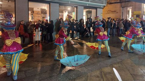 Ritmo y calor para desafiar a la lluvia en el desfile de entroido de O Carballi�o
