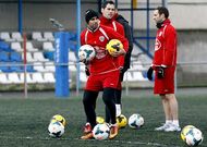 Vctor Daz, con dos balones en las manos durante un entrenamiento con el Lugo.