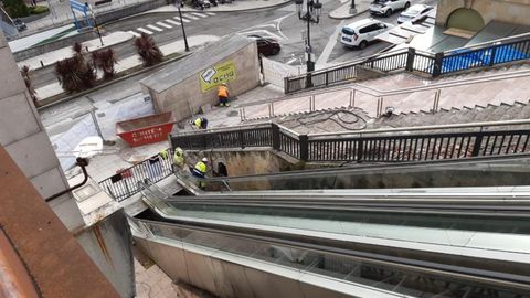 Obras en las escaleras mec�nicas de La Losa de Oviedo