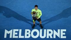 Carlos Alcaraz posa, tras el partido contra Djokovic, con el t�tulo de ganador del Abierto de Australia.
