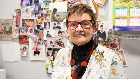 Marga, en su consulta en el centro de salud de Sarria, explica que los pediatras de primaria se involucran en todo lo que concierne al ni�o, desde prevenir la enfermedad, hasta preocuparse por su alimentaci�n o desarrollo.
