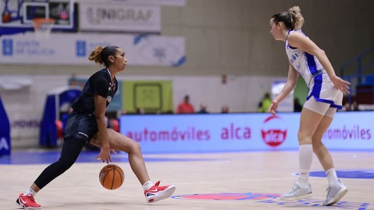 Taylor y Erjavec en una accin del partido de A Malata.