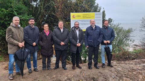El subdelegado del Gobierno en A Coru�a, Julio Abalde, visit� la playa de O Tronco en Rianxo

