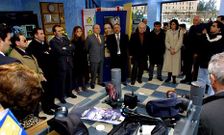 Un momento de la inauguraci�n en el 2001 de la oficina de atenci�n al cliente ahora cerrada.