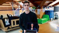 Mario P�rez Plaza muestra en su ordenador el trofeo que ha dise�ado para la liga U, este lunes en la EUDI del campus de Ferrol
