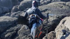 Un hombre, con traje y arp�n, con 20 kilos de producto en Mux�a