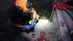 Los bomberos rescatan a un ni�o que se cay� a un pozo en Lugones, Siero