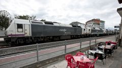 Imagen de archivo de un tren de mercanc�as parado en la estaci�n de R�bade