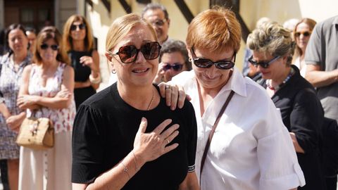 Luisa Ledías (i), viuda de Antonio Trevín, da las gracias a los asistentes tras el responso de su marido