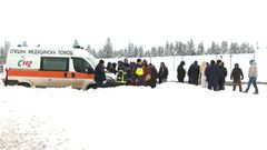 Los servicios de emergencia cerca Petrohan, una zona de monta�a de Bulgaria donde aparecieron los cad�veres