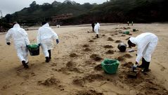 Siete kil�metros de costa asturiana afectada por un vertido de fuel