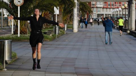 Gente paseando o haciendo deporte por el Paseo Mar�timo de Covas en Viveiro