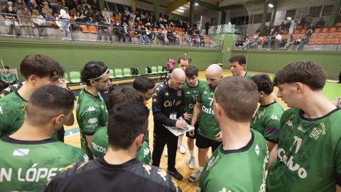 Adri�n Dubra explica alguna jugada a sus jugadores en el Vila de Noia.