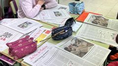 Alumnos do CEIP Guillarei, de Tui, traballando co xornal na aula