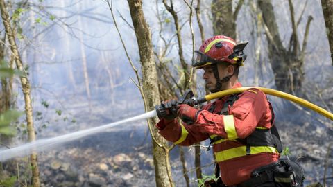 Un miembro de la UME, durante las labores de extinci�n de un fuego en Las Regueras
