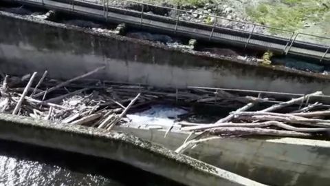 Escala de peces en la presa de El Furac�n, en el r�o Nal�n, repleta de madera