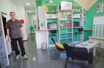 Uno de los promotores del proyecto, Xaqu�n Canabal, muestra una de las zonas del albergue. 