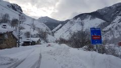 EL cartel a pie de carretera indica que el puerto de San Isidro permanece cerrado