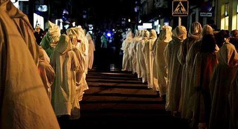 El desfile de la Santa Compa�a reuni� a un centenar de participantes en A Estrada el viernes.