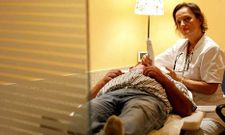 Nathalie Desclos, terapeuta que suministra el tratamiento Soft-L�ser en la cl�nica Facilitas.