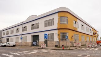 Un equipo de trabajadores ya opera sobre las antiguas instalaciones log�sticas de Albo para pintar de blanco su hist�rica fachada amarilla.