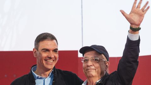 El secretario general del PSOE y presidente del Gobierno, Pedro Sánchez, con Guillermo Fernández Vara en marzo del 2024, en Mérida, en el congreso socialista. En él se proclamó a Miguel Ángel Gallardo como secretario general del PSOE extremeño, como relevo del propio Vara, que había sido operado tres meses antes