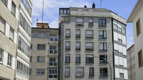 Persianas cerradas de un edificio en la calle San Roque por la ola de calor