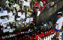 Muchos compostelanos colocaron velas encendidas y notas escritas delante de la Catedral en homenaje a las v�ctimas.