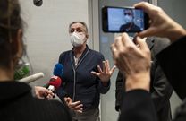 La neum�loga francesa Irene Frachon habla con los medios de comunicaci�n tras el veredicto del juicio 'Mediator' en el juzgado de Par�s en Par�s, 
