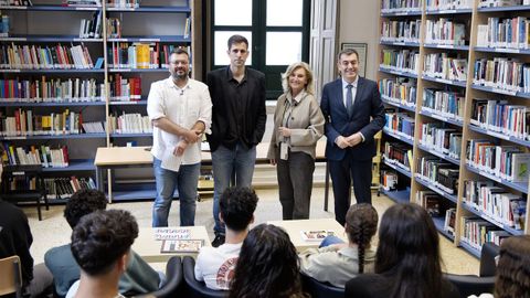 No centro da imaxe, César de la Fuente, xunto a directora do IES Eusebio da Guarda, Isabel Ruso, que chegou a darlle clase. Á dereita, o conselleiro de Educación, Román Rodríguez, que asistiu á entrevista realizada por Iago García. ubicado á esquerda.