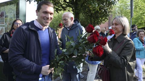 El secretario general del PSOE en Santiago, Aitor Bouza, ayer con Sindo Guinarte (centro) y Marta Abal en el acto en Vite
