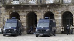 Las dos furgonetas Vidoc en las que se puede renovar el DNI mientras la comisar�a de Santiago sigue cerrada.