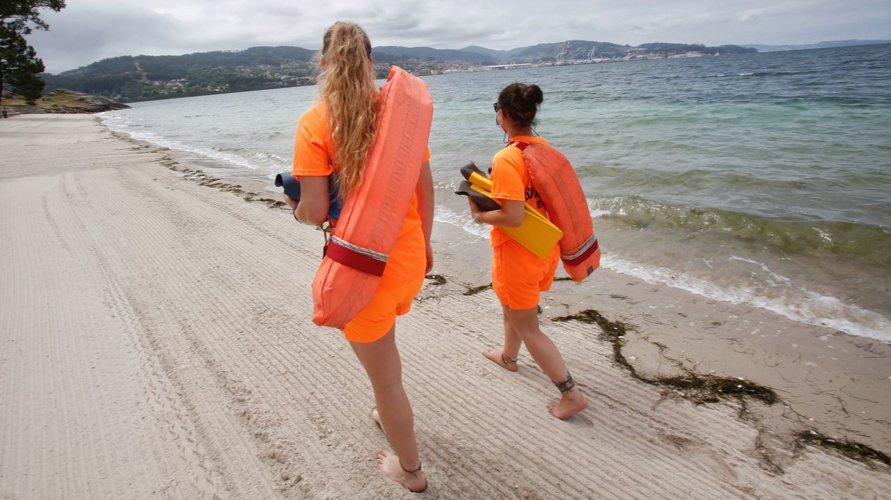 Poio contratará seis socorristas para sus playas bandera azul