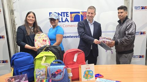 Entrega de material escolar de la iniciativa Na sa mochila o seu futuro, de la Fundacin Amigos de Galicia y con la colaboracin del Centro Comercial Ponte Vella.