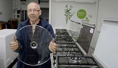 Jos� Luis trabajaba ayer con normalidad en su tienda de electrodom�sticos en Viveiro.