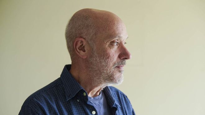 El artista pl�stico y exprofesor de arte, Manolo Figueiras, posa antes de su entrevista.