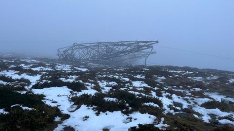 Ca�da de una torre el�ctrica en Covelo
