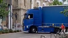 El cami�n atrapado frente a la iglesia castrense