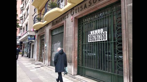 Una de las dos fachadas de Almacenes Guisasola, que sigue tal como estaba cuando cerr�, hace diez a�os